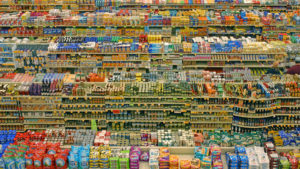 un supermercato pieno di alimenti industriali studiati per raggiungere il bliss point